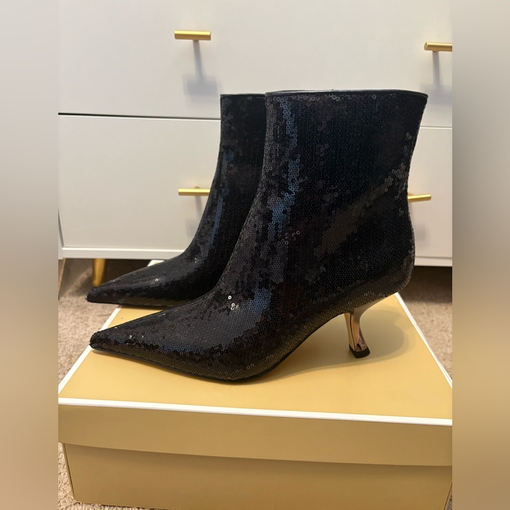 Michael Kors Black Sequin Ankle Booties Pointed Toe Kitten Heel NIB Box Size 9 - Picture 3 of 10